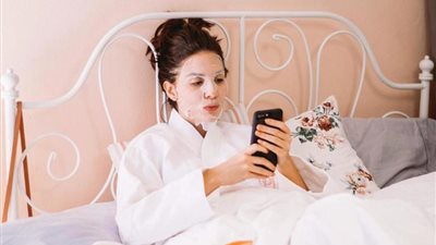 ماسكات طبقيها قبل النوم لترطيب البشرة في الشتاء