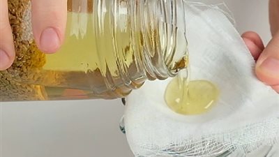 تعرفي على فوائد زيت الحلبة للشعر