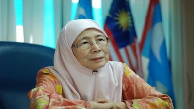 وفاة السلطان قابوس.. نائبة ماليزية تنقل تعازيها للعائلة المالكة في عمان