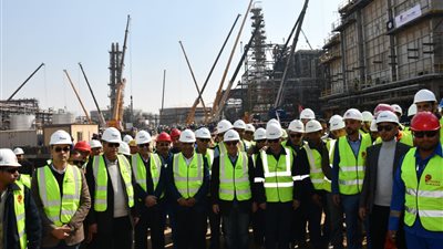 وزير البترول يتفقد مشروع إنتاج البنزين عالى الأوكتان بـ