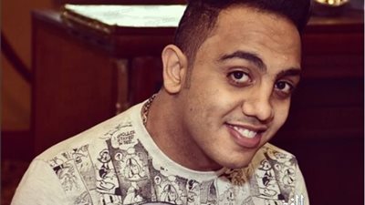 محمد أسامة يشارك جمهوره بصورة جديدة من شوارع مدينة ليفربول