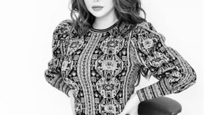 بالأبيض والأسود.. رانيا الملاح تخطف الأنظار بإطلالاتها الجديدة