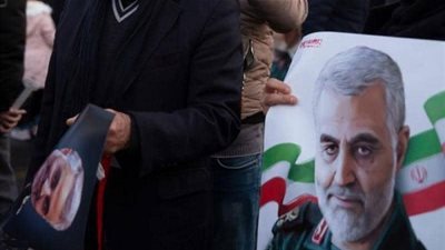 متظاهرون إيرانيون يحرقون صور 