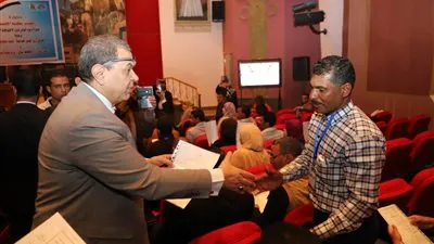 وزير القوى العاملة يوزع 2519 شهادة 