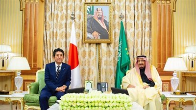 الملك سلمان يستعرض مع رئيس الوزراء الياباني العلاقات الثنائية بين البلدين