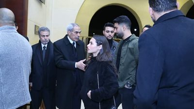 كارمن سليمان ومصطفى جاد والزند يواسون إيهاب توفيق في وفاة والده 