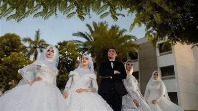 أشعل السوشيال ميديا.. صاحب فوتوسيشن مع 4 عرائس: 