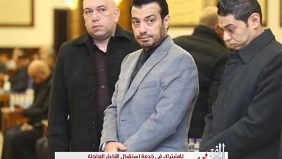 مصطفى كامل يواسي إيهاب توفيق في وفاة والده (فيديو)