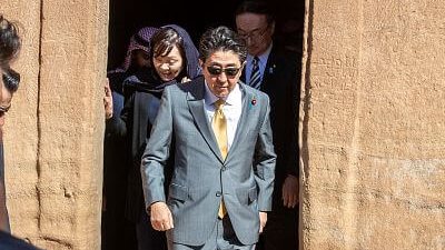 رئيس وزراء اليابان يزور مدائن صالح بالحجر (صور)