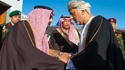 وفاة السلطان قابوس.. الملك سلمان يصل إلى عُمان لتقديم واجب العزاء