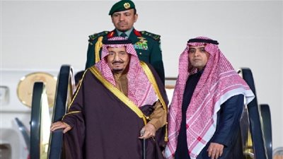 الملك سلمان يصل الرياض بعد أداء واجب العزاء في السلطان قابوس