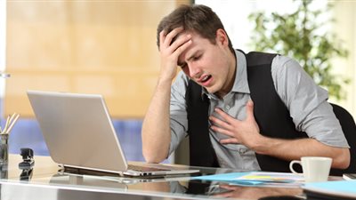 أعراض تحذرك من احتمالية تعرضك لنوبة قلبية.. تعرف عليها 