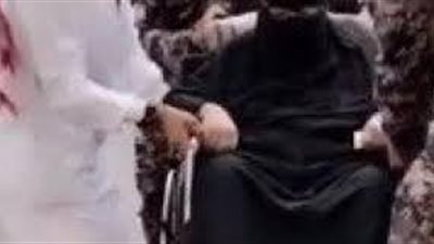 رجال أمن يحملون مسنة خلال حضورها حفل تخرج حفيدها بالمنطقة الشرقية (فيديو)