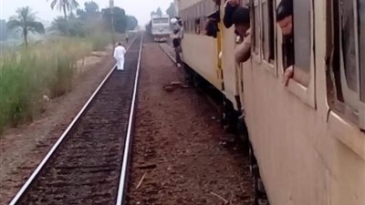 نشطاء يتداولون صورة لسير قطارين على قضبان واحد