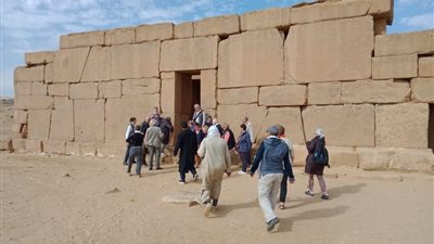 وفد من دارسي الآثار الفرنسيين يزورون المناطق الأثرية بالفيوم