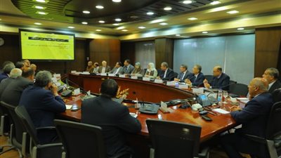 وزير النقل يطالب بتقارير أسبوعية لمعدلات تطوير المزلقانات والمحطات 