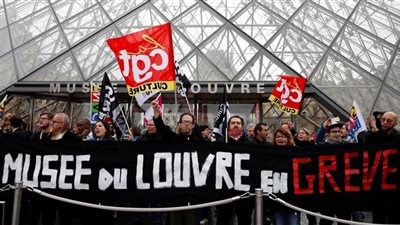 غلق متحف اللوفر بسبب المظاهرات في باريس 