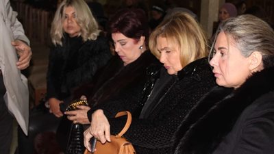 بوسي شلبي تؤدي واجب العزاء فى الراحلة ماجدة الصباحي