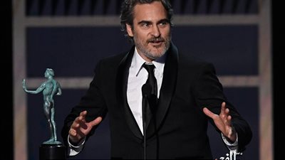 خواكين فينيكس يكرم ممثله المفضل هيث ليدجر بعد فوزه بجائزة SAG