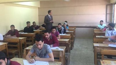 طلاب أولى ثانوي يؤدون امتحان الفيزياء وفقًا لنظام التقييم الجديد