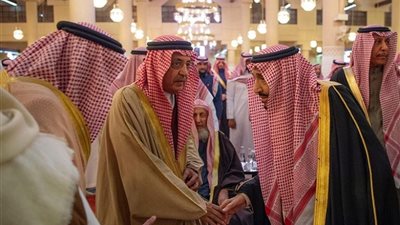خادم الحرمين وولي العهد يؤديان صلاة الميت على الأمير بندر بن محمد (صور)