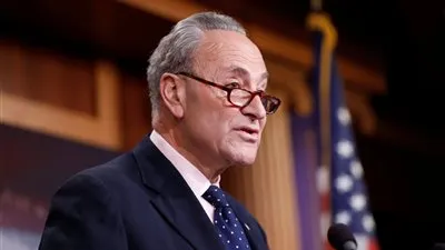 زعيم الديمقراطيين بمجلس الشيوخ الأمريكي: ترامب أساء استخدام السلطة