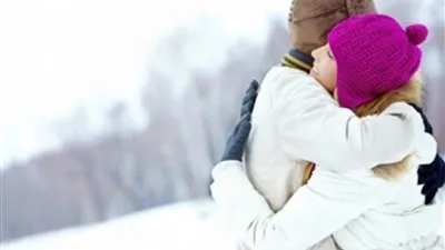 طبيب نفسي: الحضن يقضي على اكتئاب الشتاء ويزيد من السعادة