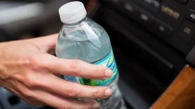 تحذير من زجاجات المياه وألعاب الأطفال البلاستيك (فيديو)