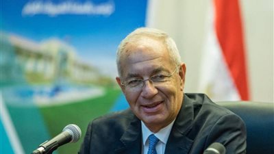 رئيس هيئة قناة السويس يبحث مع البنك الأوروبي الخطط الاقتصادية