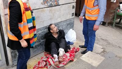 إنقاذ مسن مريض بلا مأوى يتألم بالشارع ونقله إلى المستشفى