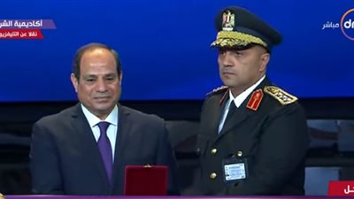 السيسي يقدم نوط الامتياز لعدد من ضباط الشرطة في عيدهم الـ68