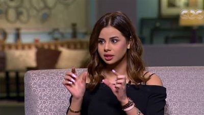 منة عرفة تثير ضجة بالمايوه والسيجارة على السوشيال ميديا.. والآخرى ترد: الصور اتسرقت من تليفوني (صور)