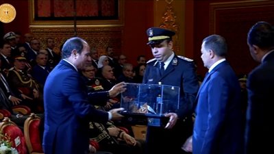 وزير الداخلية يقدم هدية تذكارية إلى السيسي باحتفال عيد الشرطة