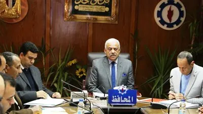 محافظ السويس: تخفيض رسوم مبيت السيارات بساحة الانتظار 