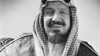 صورة نادرة للملك عبد العزيز فوق قصر الحكم بالرياض