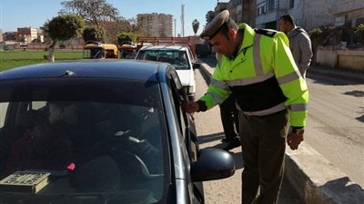 أمن الشرقية يوزع الورود على المواطنين بمناسبة عيد الشرطة