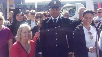 ضباط الشرطة بالبحر الأحمر يوزعون الشيكولاتة على السائحين (صور)