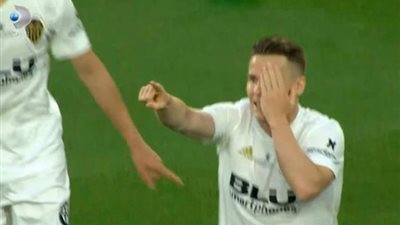 بتسديدة صاروخية.. جوميز يسجل الهدف الأول لفالنسيا في شباك برشلونة