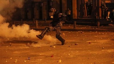 الأمن اللبناني يطلق مدافع المياه على المتظاهرين