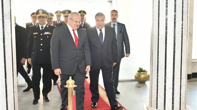 رئيس جامعة القاهرة: المصريون يعتزون برجال الشرطة