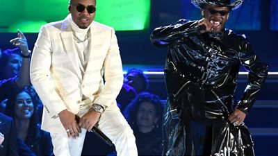 أداء جماعي لأغنية 