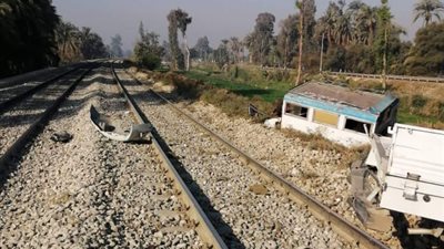 قطار يدهس سيارة بقنا أثناء عبورها شريط السكة الحديد