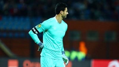 محمد الشناوي يجرى أشعة على ظهره لتحديد موقفه من مباراة الهلال السوداني