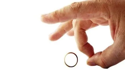 سيدة تقيم دعوى خلع بمحكمة أسرة الزنانيري لبخل زوجها