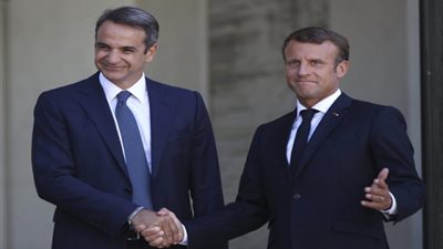 رئيس الوزراء اليوناني: نساعد ماكرون في التعامل مع الاستفزازات التركية