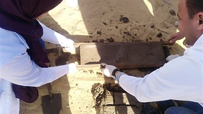 طلاب آثار الفيوم يقومون بترميم أطلال الطوب اللبن بالهرم