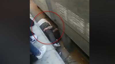 أحمد موسى يشيد بشجاعة أب أنقذ ابنته من دهس قطار