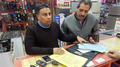 رئيس مدينة مرسى علم يقود حملة تفتيشية على تراخيص المحلات التجارية (صور)