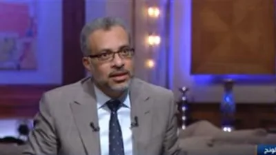 أستاذ طب نفسي: الإنسان يحتاج إلى 12 حضن لحمايته من الأمراض