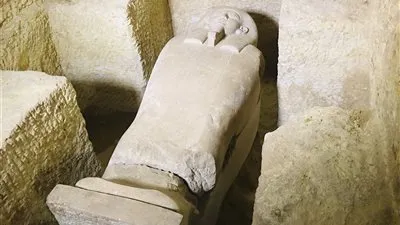 كاهن وجماجم وأواني فخارية.. تفاصيل الكشف الأثري الجديد بتونا الجبل (فيديو)